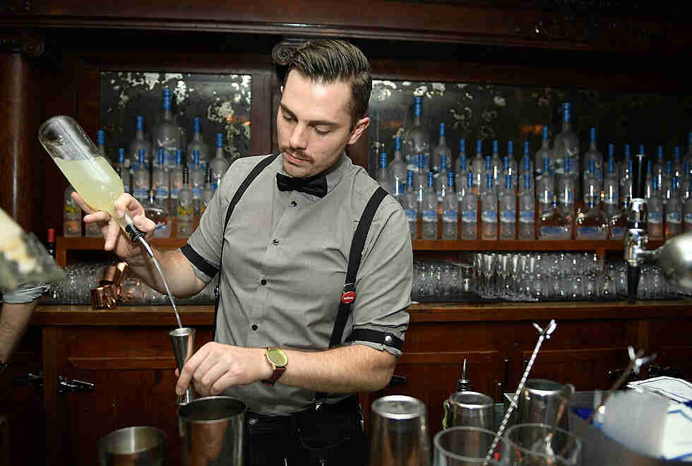 Barmen ne demek? Barmen nasıl olunur? Barmen maaşları...