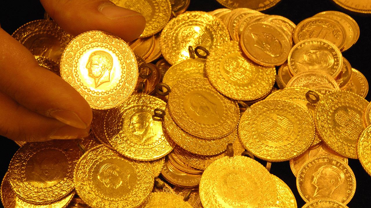 Altın fiyatları yatay seyirde, gram altın 4.410 TL civarında işlem görüyor. Fed’in faiz indirimi beklentileri fiyatları dengeliyor. Dolar değer kaybı altına talebi artırıyor.