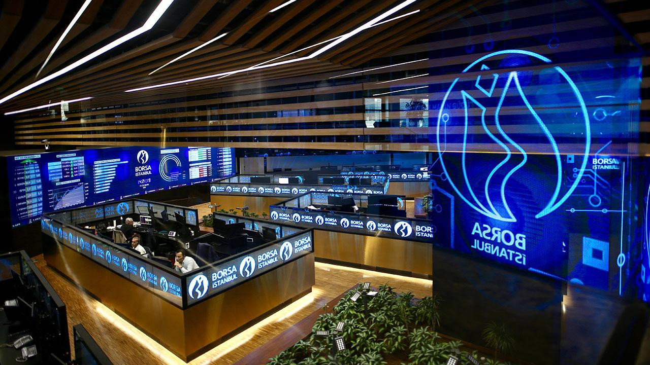 BIST 100, 6 Ağustos 2025'te hafif yükseldi. Dolar ve euro kurları dalgalı seyrediyor. Altın fiyatları yatay.