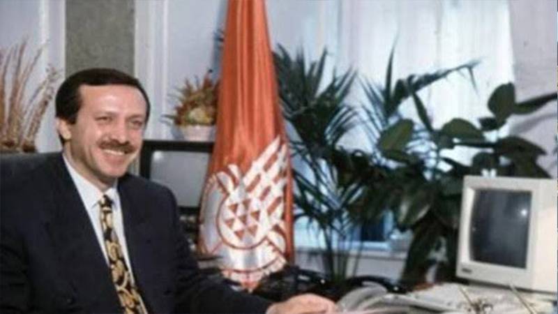 CHP, Erdoğan’ın İBB başkanıyken maaşına ek olarak 7 şirketten huzur hakkı alarak toplamda 8 maaş aldığını açıkladı.