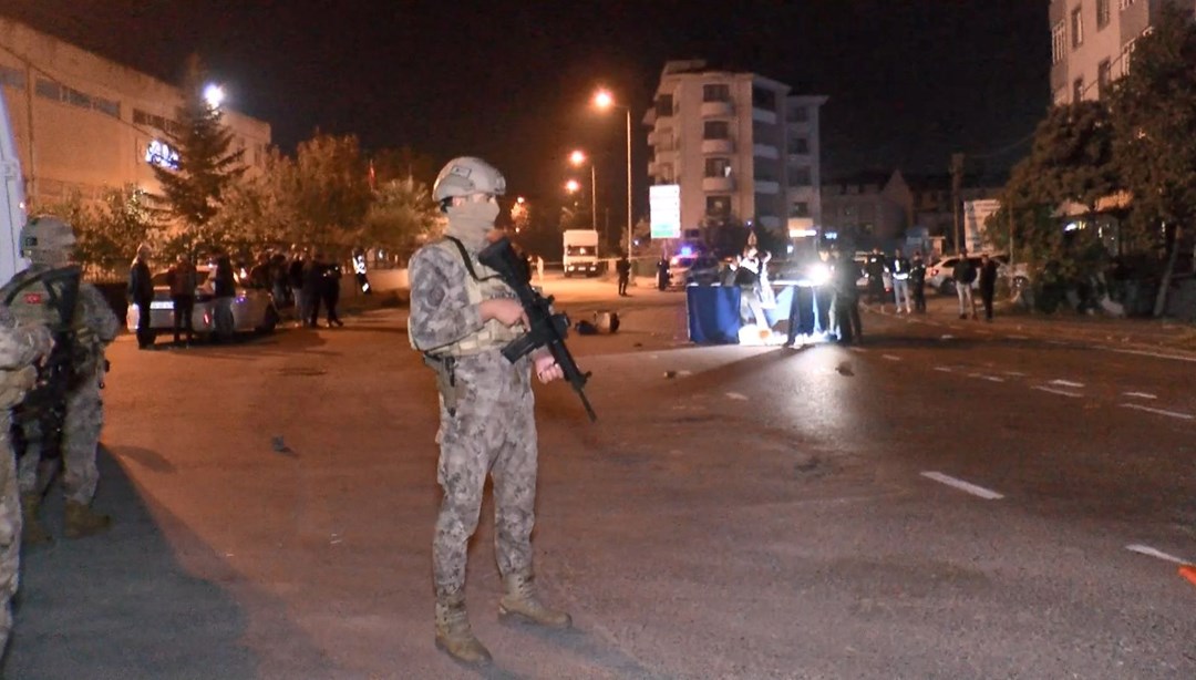 Arnavutköy'de silahlı saldırıda polis yelekli kişi hayatını kaybetti. Olayla ilgili soruşturma sürüyor.