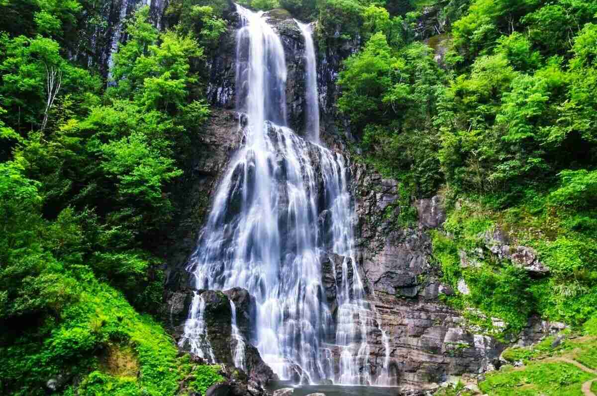 Mençuna Şelalesi