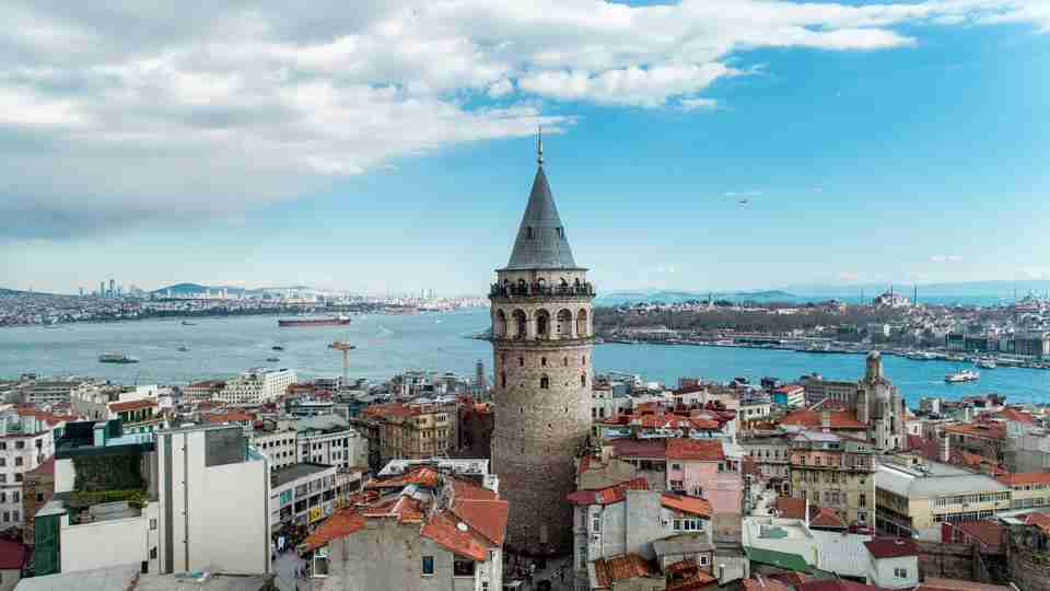 Ailesinin kayıp sandığı 18 yaşındaki genç, Galata Kulesi'nden atlayarak hayatını kaybetti!