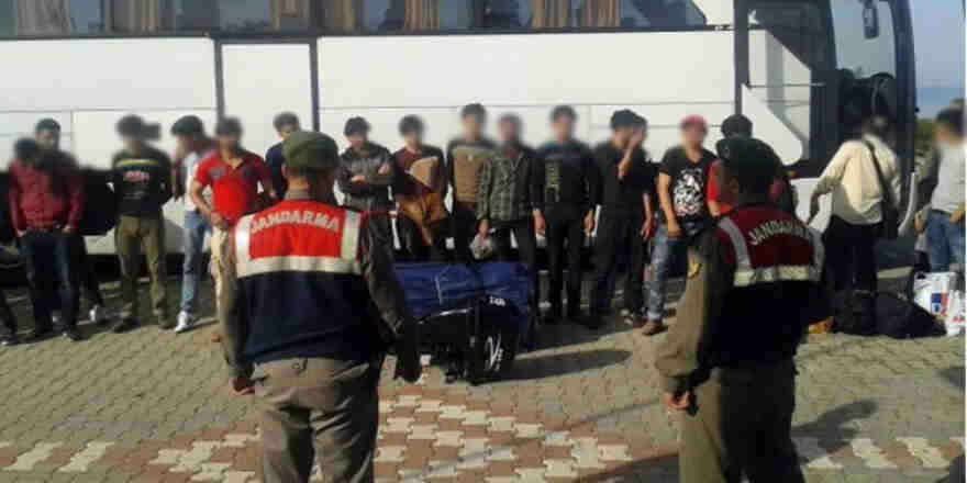 İzmir'de Farklı Uyruklardan Toplamda 145 göçmen yakalandı İzmir'de Farklı Uyruklardan Toplamda 145 göçmen yakalandı