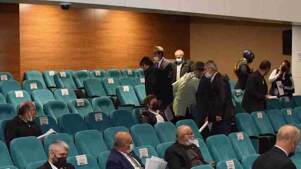 MHP'liler bildiriyi kabul edince AK Partililer salonu terk etti!
