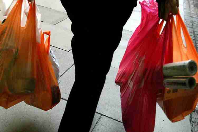 Çevre ve Şehircilik Bakanı Murat Kurum: Plastik poşet kullanımı yarıya düştü Çevre ve Şehircilik Bakanı Murat Kurum: Plastik poşet kullanımı yarıya düştü