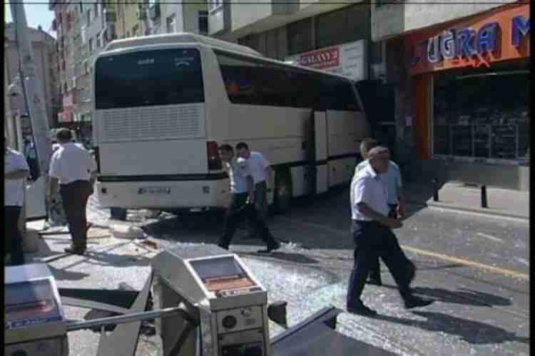 İstanbul'da halk otobüsü tramvay yoluna girdi