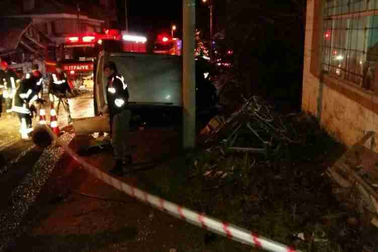 Otomobilin çarptığı baz istasyonu itfaiye aracının üstüne devrildi Otomobilin çarptığı baz istasyonu itfaiye aracının üstüne devrildi