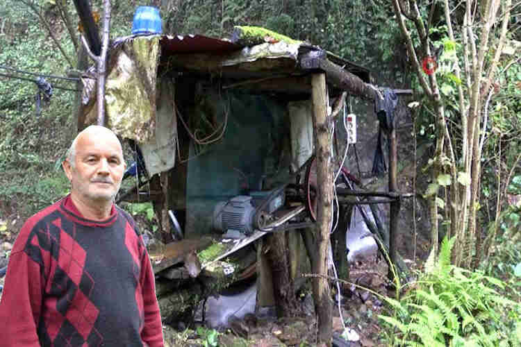 66 yaşındaki emekli kurduğu sistemle kendi elektriğini üretiyor...