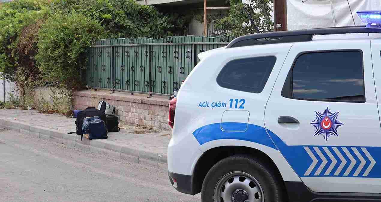Cezaevi firarisi koca, çocuklarının yanında dehşet saçtı