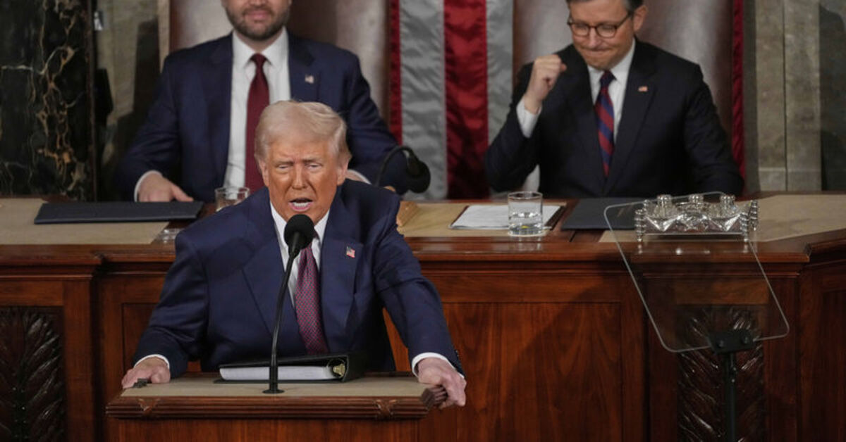 Trump'ın Kongre'deki ilk konuşması protestolarla karşılaştı.