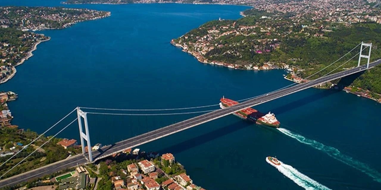 İstanbul Boğazı'nda gemi trafiği durdu.
