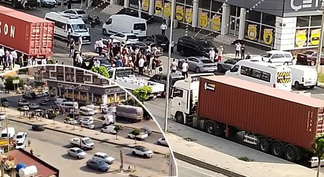 İzmir'de otomobile düzenlenen tüfekli saldırıda 3 kişi öldü, 1 kişi yaralandı.
