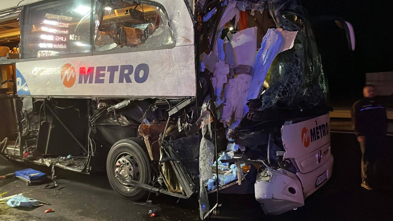 Sakarya'nın Pamukova ilçesinde bir yolcu otobüsü TIR'a arkadan çarptı. Kazada 12 kişi yaralandı, yaralılardan 2'sinin durumu ağır. Olay yerine sağlık ve güvenlik ekipleri sevk edildi.
