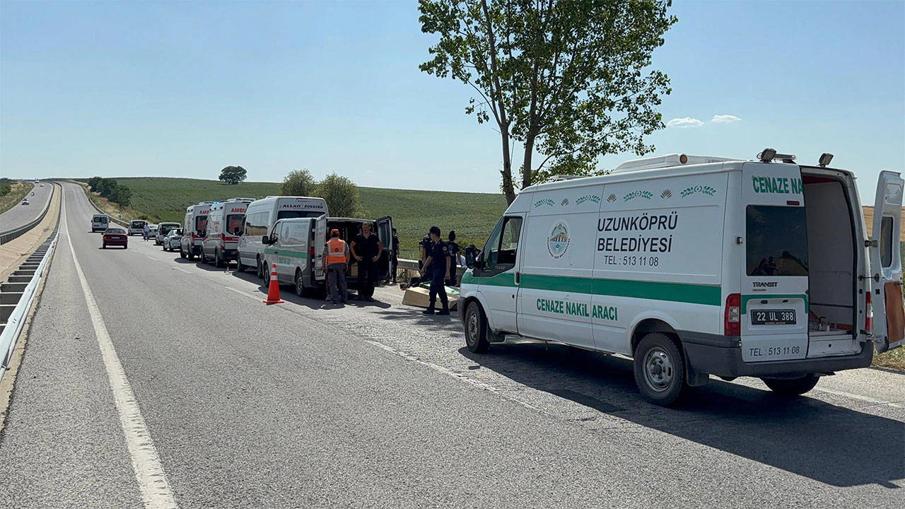 Edirne'de meydana gelen kazada, otomobil ağaca çarptı. Feci olayda 2'si çocuk olmak üzere 5 kişi hayatını kaybetti, 1 kişi yaralandı. Sürücünün kimliği henüz belirlenemedi. Edirne'de meydana gelen kazada, otomobil ağaca çarptı. Feci olayda 2'si çocuk olmak üzere 5 kişi hayatını kaybetti, 1 kişi yaralandı. Sürücünün kimliği henüz belirlenemedi.