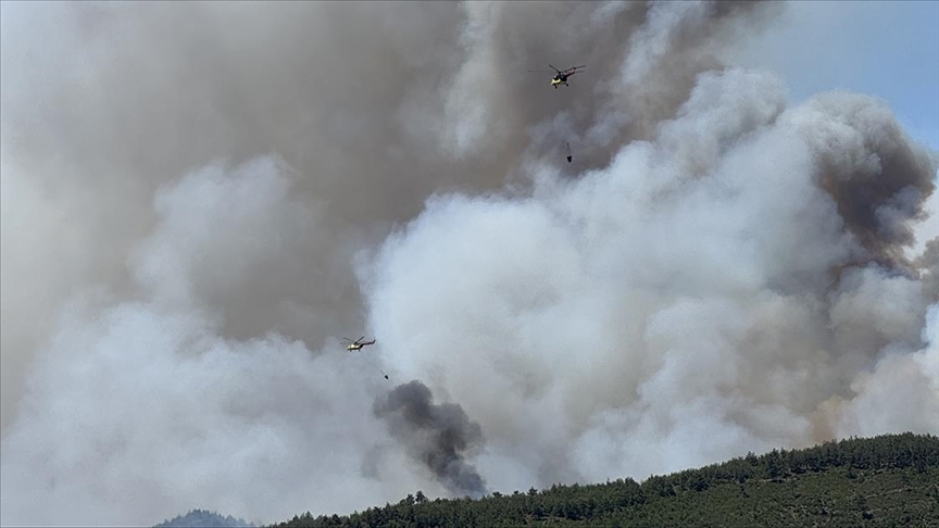 Orman yangınlarına havadan ve karadan müdahale ediliyor. Ekipler, yangın bölgelerine hızla ulaşarak kontrol altına almak için çalışıyor.