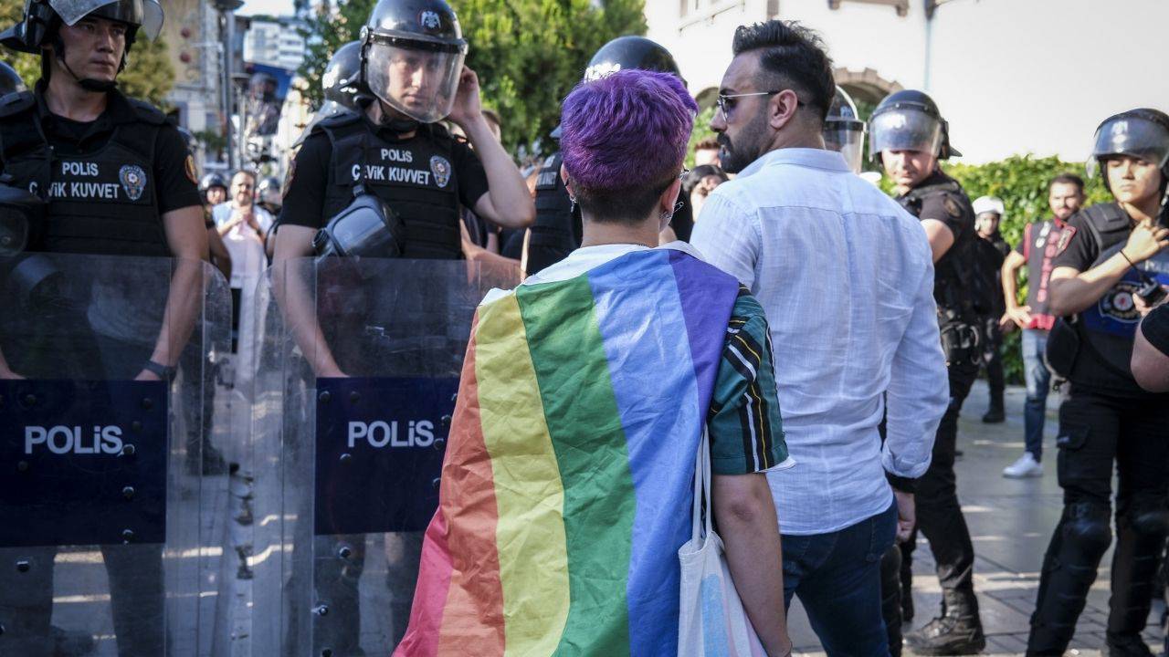 Taksim, Onur Yürüyüşü öncesinde polis ve barikatlarla ablukaya alındı. Tüm etkinlikler yasaklandı. Taksim, Onur Yürüyüşü öncesinde polis ve barikatlarla ablukaya alındı. Tüm etkinlikler yasaklandı.