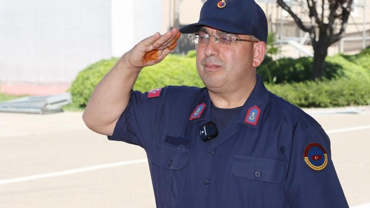 Yalova'da 32 yıllık askerlik hayali gerçek oldu. Mahmut Kanarya, bir günlüğüne askerlik yaparak rüyasını yaşadı. Yalova'da 32 yıllık askerlik hayali gerçek oldu. Mahmut Kanarya, bir günlüğüne askerlik yaparak rüyasını yaşadı.