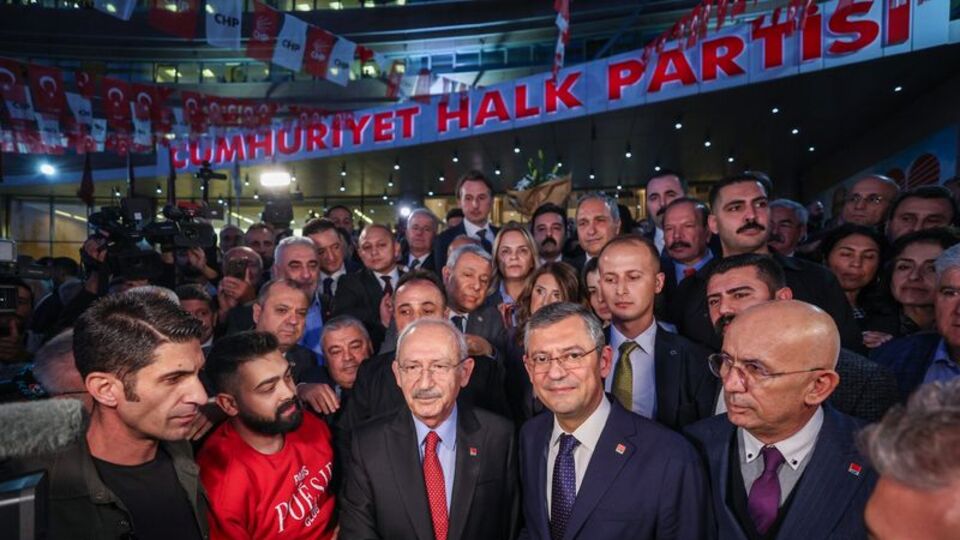 CHP kurultay davası, 8 Eylül 2025 tarihine ertelendi. Dava, görevsizlik kararının kesinleşmesi beklentisiyle duruşmaya alındı.