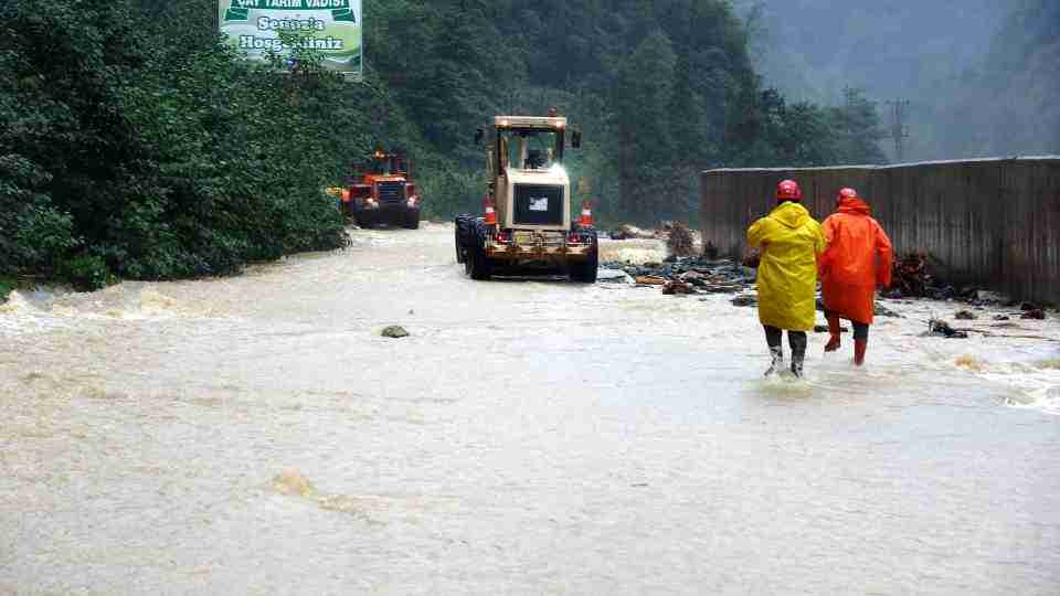 Son Dakika: Rize'de Sel Felaketi: 5 Ölü, 3 Kayıp Son Dakika: Rize'de Sel Felaketi: 5 Ölü, 3 Kayıp