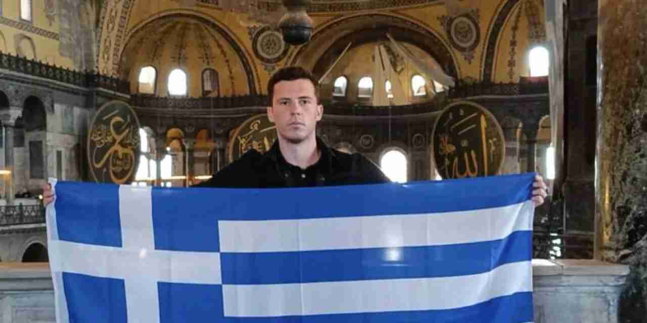 İstanbul Ayasofya'da Yunanistan bayrağı açarak 