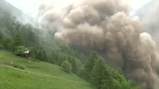 İsviçre'deki bir köy, dağdan kopan bir buzulun yol açtığı heyelanda tamamen yıkıldı.
