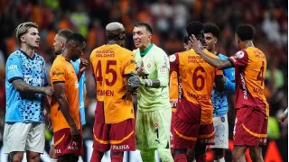Galatasaray-Başakşehir maçında Osimhen'in öfkesi patladı, gergin anlar yaşandı.
