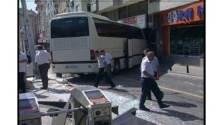 İstanbul'da halk otobüsü tramvay yoluna girdi